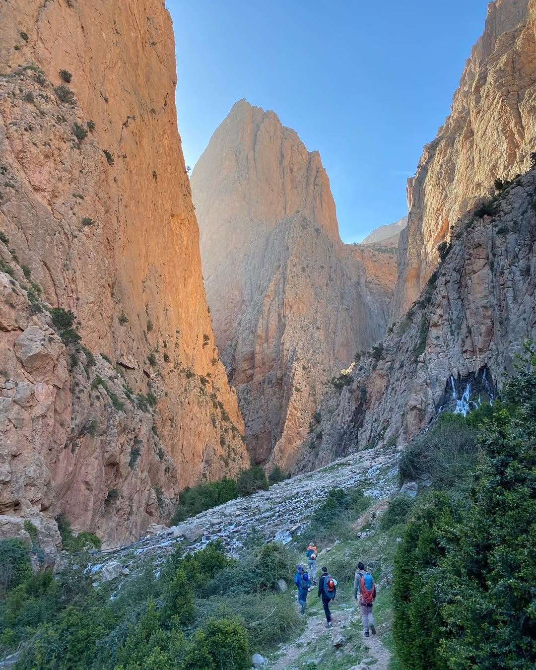 Partez à la conquête du Sommet Isfoula 🏔️, traversez l’authentique Passage berbère et laissez-v (5)
